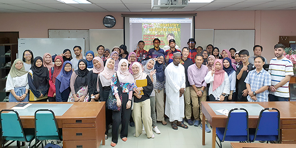 マレーシアプトラ大学での講演後、参加学生と